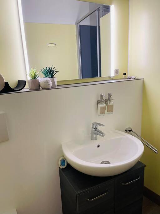 Fewo 20 - Appartement Im Rottalblick - Youngmodern Wohnen Mit Bademantelgang Zur Therme, Tv, Balkon Und Persoenlichem Gaesteempfang Von Astarte Estate Bad Griesbach  Exterior foto